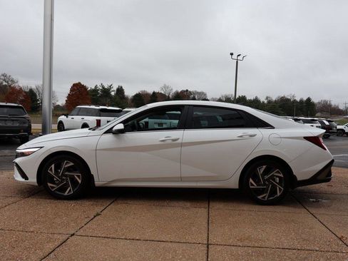 New 2025 Hyundai Elantra Limited image 3