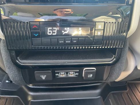 Used 2023 Jeep Wagoneer 4WD w/ Premium Group I image 21