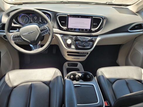 Used 2023 Chrysler Pacifica Touring-L FWD image 14