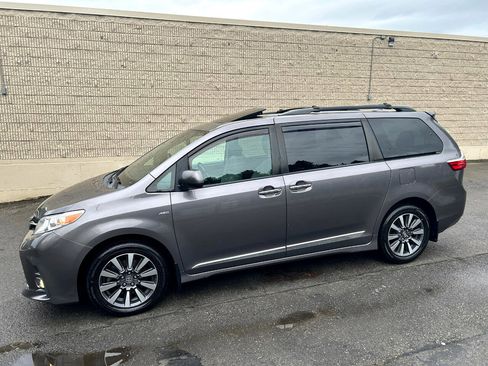 Used 2019 Toyota Sienna XLE w/ XLE Navigation Package image 8