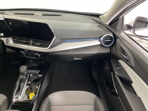 Used 2025 Chevrolet Trax LT w/ LT Convenience Package image 14