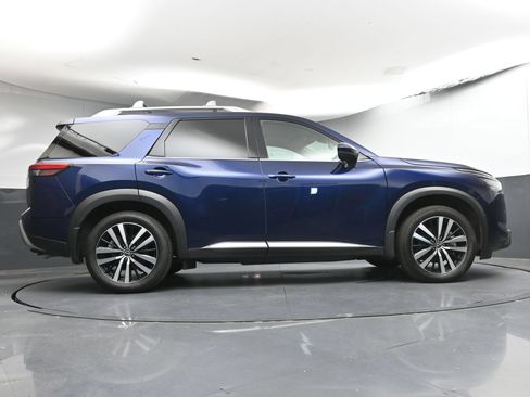 Certified 2025 Nissan Pathfinder Platinum FWD image 28