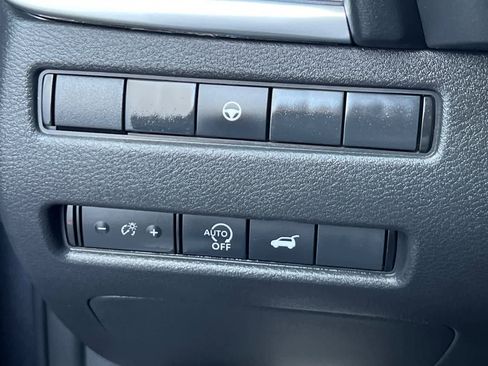 Used 2025 Nissan Rogue SV image 32