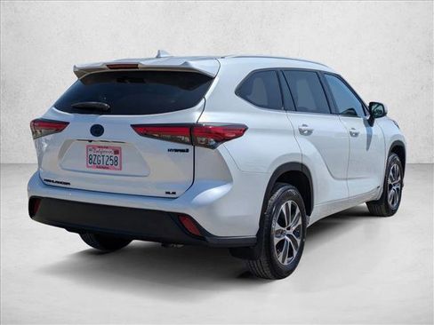 Used 2022 Toyota Highlander XLE AWD/4WD image 5