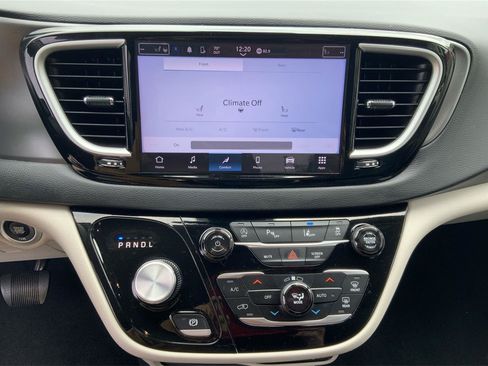 Used 2024 Chrysler Pacifica Touring-L FWD image 34