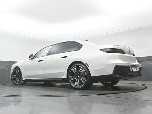 Used 2023 BMW i7 xDrive60 AWD/4WD image 32
