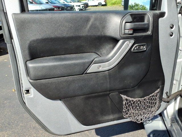 Used 2013 Jeep Wrangler Unlimited Sahara w/ Dual Top Group AWD/4WD image 18