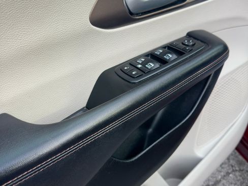 Used 2018 Chrysler Pacifica Touring-L Plus w/ Tire & Wheel Group image 15