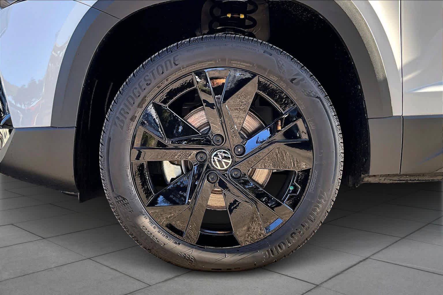 New 2026 Volkswagen Taos SE FWD image 11