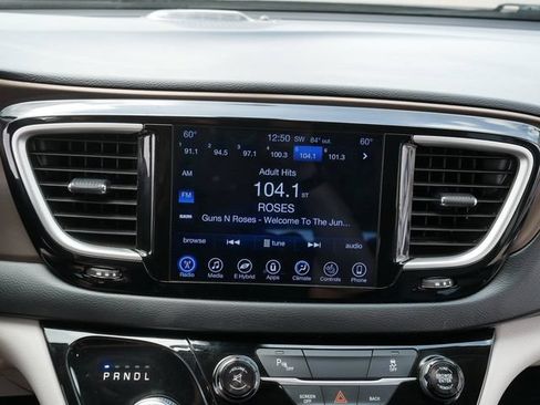 Used 2017 Chrysler Pacifica Premium FWD image 31