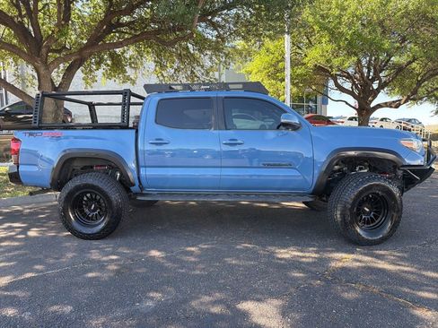 Used 2019 Toyota Tacoma TRD Off-Road image 2