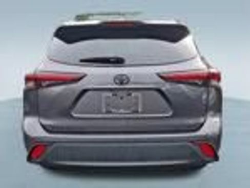 Used 2024 Toyota Highlander XLE AWD/4WD image 4