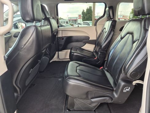 Used 2024 Chrysler Pacifica Touring-L FWD image 26