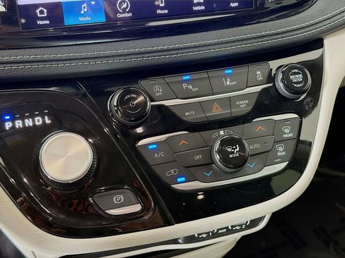 Used 2023 Chrysler Pacifica Touring-L AWD/4WD image 38