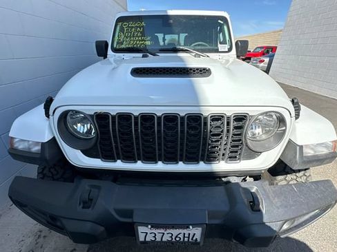 Certified 2025 Jeep Gladiator Sport AWD/4WD image 2
