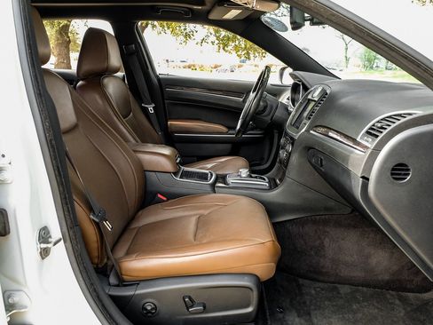 Used 2018 Chrysler 300 Limited image 31