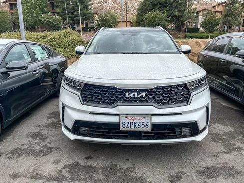 Certified 2022 Kia Sorento EX w/ Panoramic Sunroof Package AWD/4WD image 3