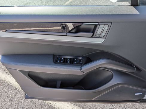 Certified 2025 Porsche Cayenne AWD/4WD image 19