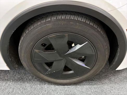 Used 2025 Toyota Prius SE image 9