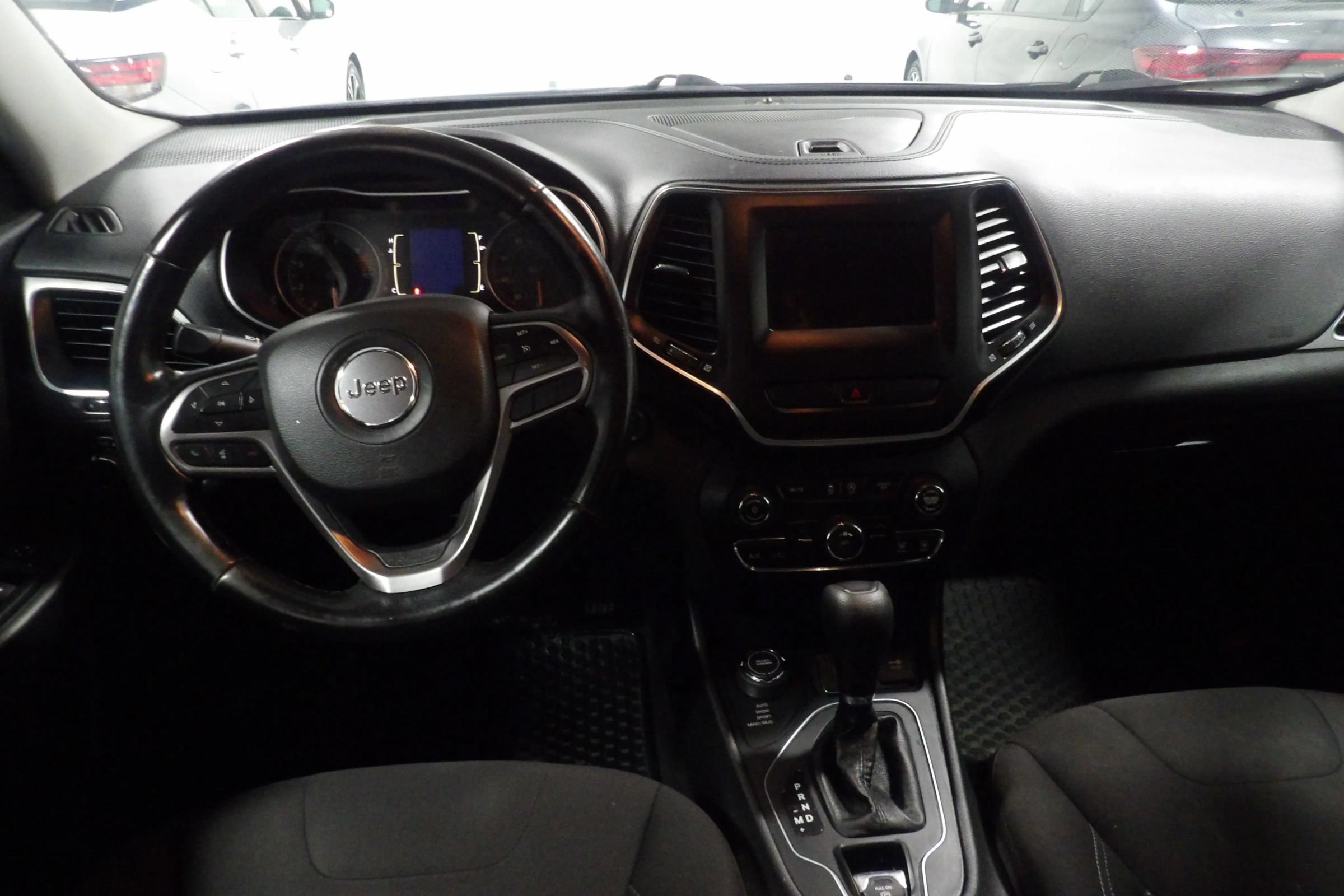 Used 2020 Jeep Cherokee Latitude w/ Cold Weather Group AWD/4WD image 10
