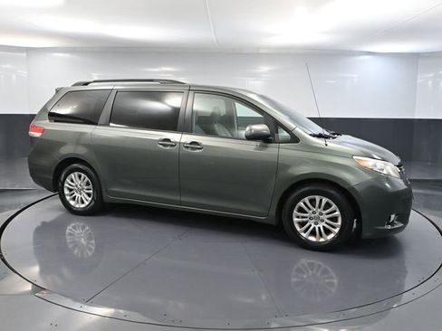 Used 2014 Toyota Sienna XLE image 3