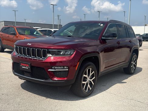 Used 2025 Jeep Grand Cherokee Limited AWD/4WD image 2