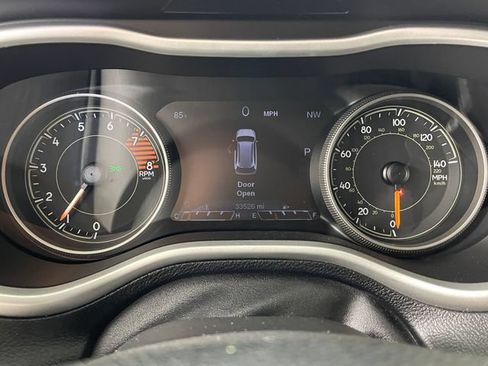 Used 2018 Jeep Cherokee Trailhawk w/ Cold Weather Group AWD/4WD image 5