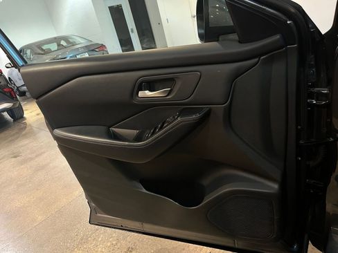 Used 2025 Nissan Rogue SV image 18