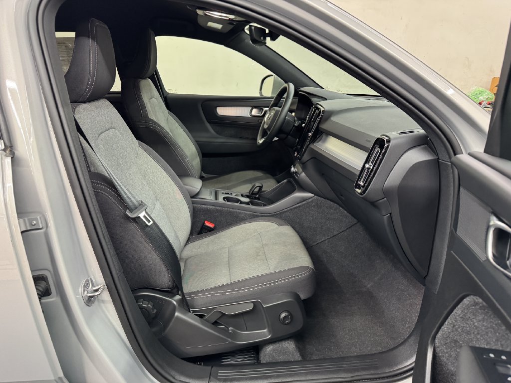 Used 2024 Volvo XC40 B5 Core AWD/4WD image 28