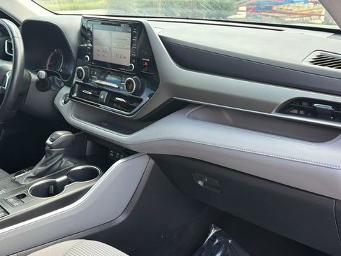 Used 2022 Toyota Highlander LE FWD image 41