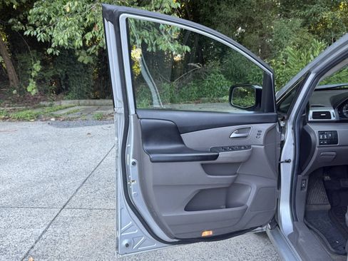 Used 2013 Honda Odyssey Touring image 30