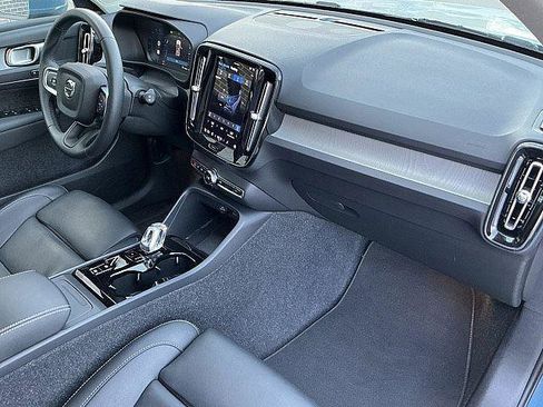 Certified 2025 Volvo XC40 B5 Plus AWD/4WD image 20