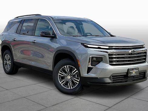 Used 2025 Chevrolet Traverse LT image 3