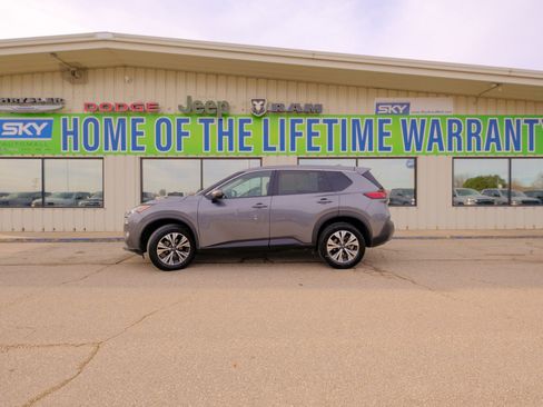 Used 2023 Nissan Rogue SV image 3