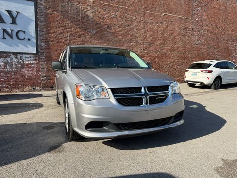Used 2018 Dodge Grand Caravan SE w/ UConnect Hands-Free Group image 2