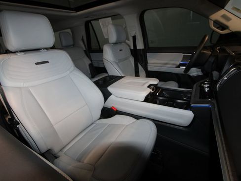 Used 2025 Ford Expedition Platinum w/ Platinum Ultimate Package image 27