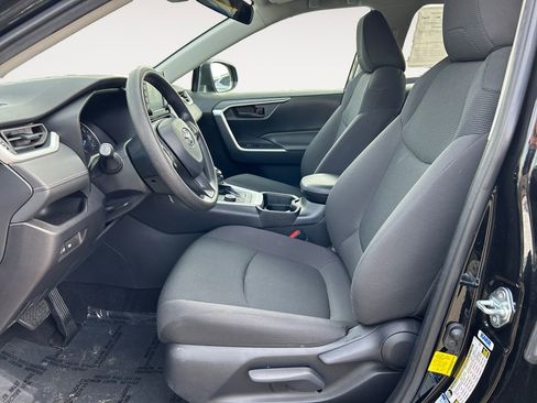 Used 2021 Toyota RAV4 LE AWD/4WD image 16