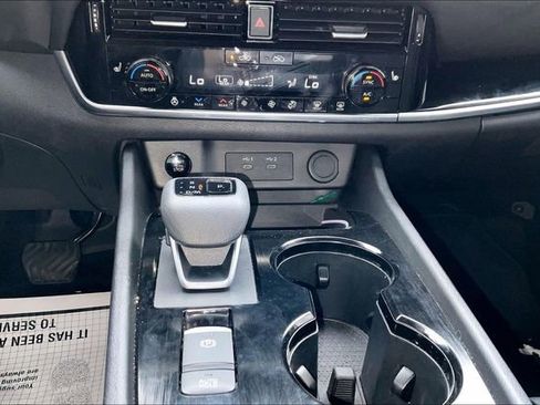 Used 2024 Nissan Rogue SL w/ SL Premium Package image 24