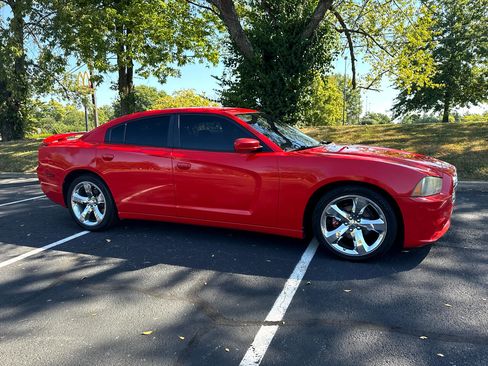 Used 2014 Dodge Charger SXT image 1