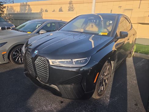 Used 2023 BMW iX xDrive50 w/ Sport Package AWD/4WD image 3