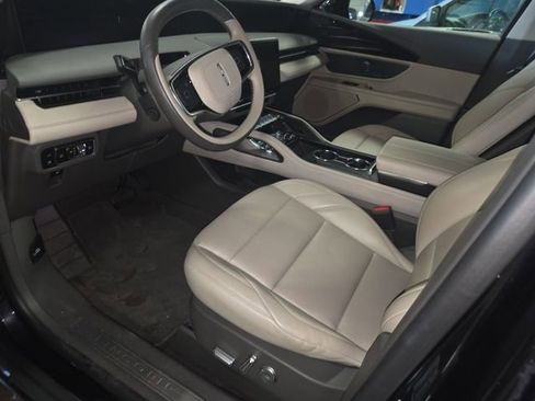 Used 2025 Lincoln Nautilus Premier image 18
