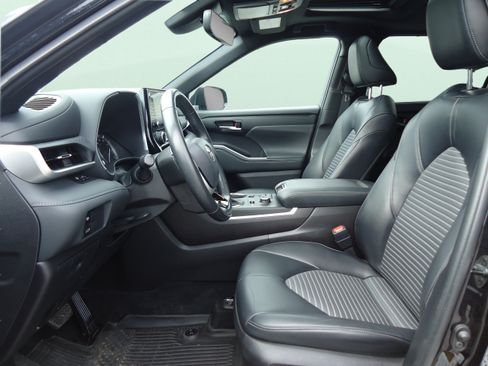 Used 2022 Toyota Highlander XSE AWD/4WD image 25