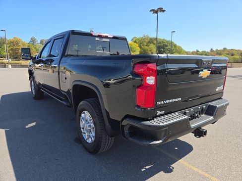 Used 2022 Chevrolet Silverado 2500 High Country w/ Z71 Off-Road Package image 6