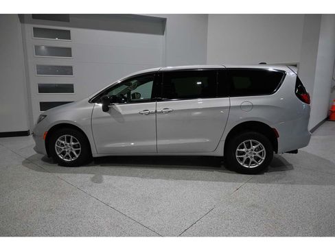 Used 2024 Chrysler Voyager LX FWD image 9