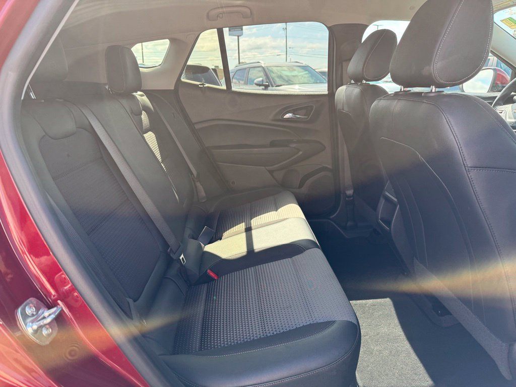 Used 2025 Chevrolet Trax LT FWD image 17