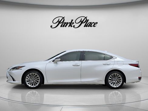 Used 2019 Lexus ES 300h w/ Accessory Package 2 FWD image 2