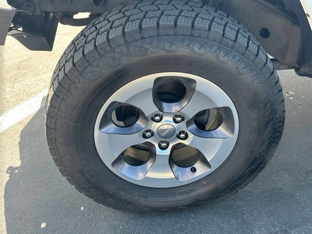 Used 2016 Jeep Wrangler Unlimited Sahara w/ Connectivity Group AWD/4WD image 13