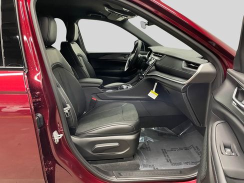 New 2025 Jeep Grand Cherokee Altitude image 9