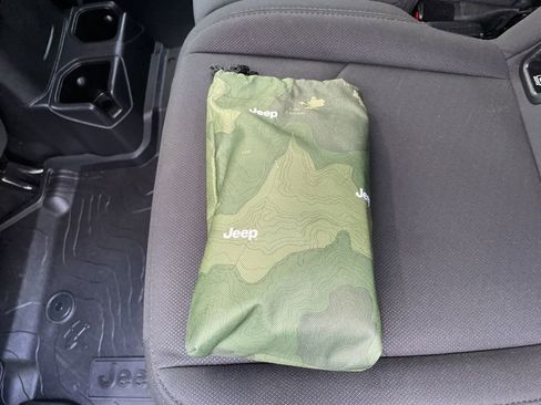 Used 2022 Jeep Gladiator Sport image 9