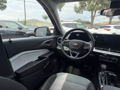 Used 2025 Chevrolet Trax LT w/ LT Convenience Package FWD image 26